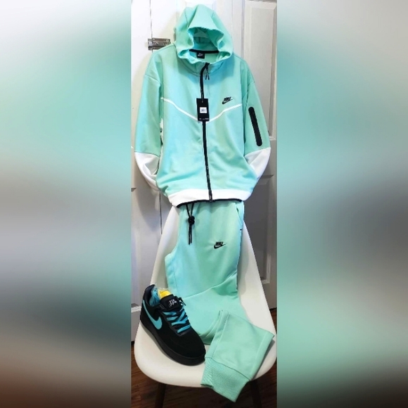 SWEAT SUITS TECH